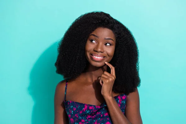 Φωτογραφία πορτρέτο του στοχαστικό κορίτσι πήρε την ιδέα αναζητούν κενό χώρο χαμογελώντας ευτυχισμένη απομονωμένη σε ζωντανό τυρκουάζ φόντο χρώμα — Φωτογραφία Αρχείου