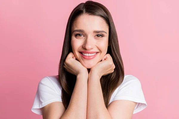 Portret van aantrekkelijke vrolijke zelfverzekerde brunette meisje goed humeur geïsoleerd over roze pastel kleur achtergrond — Stockfoto