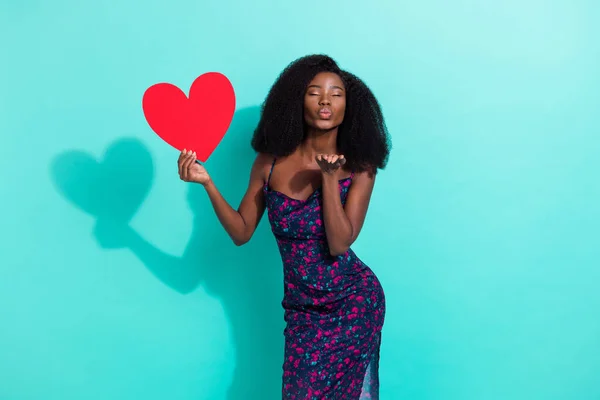 Фотографічний портрет жінки в сукні, що показує символ любові серце відправляє повітряний поцілунок ізольовано на яскравому кольоровому фоні — стокове фото