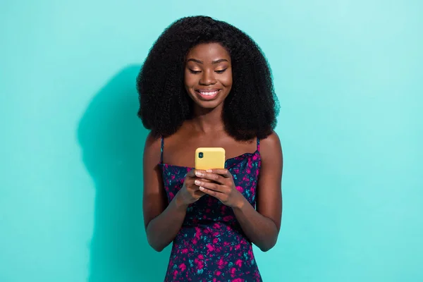 Foto portret vrouw glimlachend typen bericht op mobiele telefoon sms 'en geïsoleerde heldere teal kleur achtergrond — Stockfoto