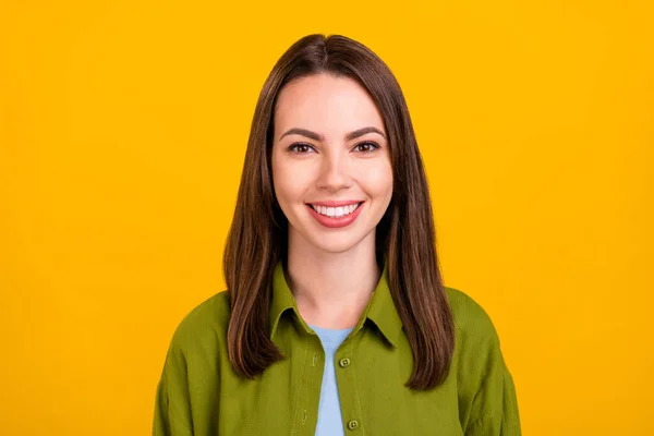 Foto av ung glad trevlig söt kvinna gott humör leende positivt ansikte isolerad på gul färg bakgrund — Stockfoto