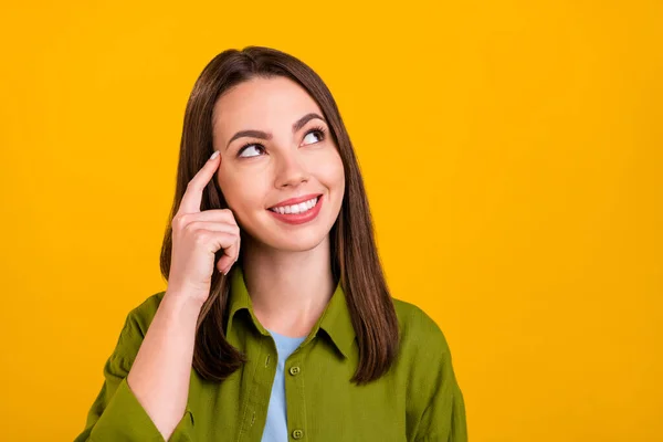 Foto de atractiva mujer alegre agradable mirada espacio vacío pensar idea aislado sobre fondo de color amarillo —  Fotos de Stock