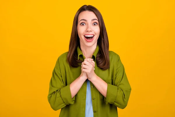 Fénykép hurrá fiatal hölgy tartsa kezét viselni zöld ing elszigetelt sárga színű háttér — Stock Fotó