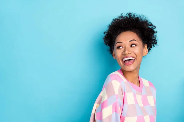 Retrato de atraente alegre menina de cabelos ondulados maravilhados olhando para o espaço de cópia isolada sobre fundo de cor azul brilhante — Fotografia de Stock