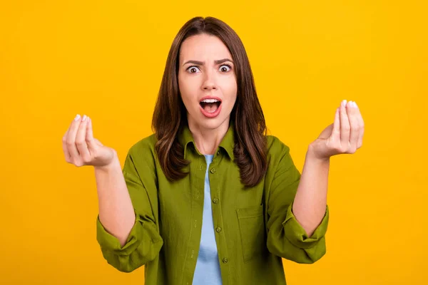 Foto der nervösen wütenden jungen Dame tragen grünes Hemd schreit offenen Mund isoliert gelbe Farbe Hintergrund — Stockfoto