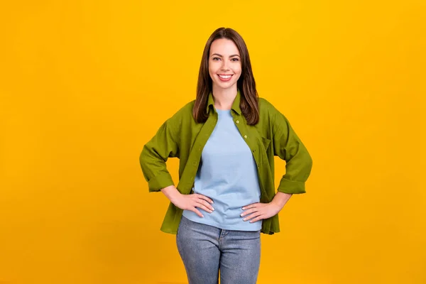 Photo de adorable jeune femme douce porter chemise verte bras taille sourire isolé fond de couleur jaune — Photo