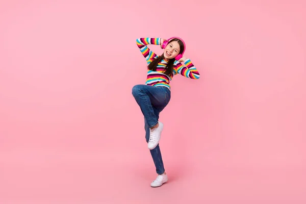 Фото красивих маленьких леді танців мають веселий одяг навушники смугасті сорочки джинси взуття ізольовані рожевий колір фону — стокове фото