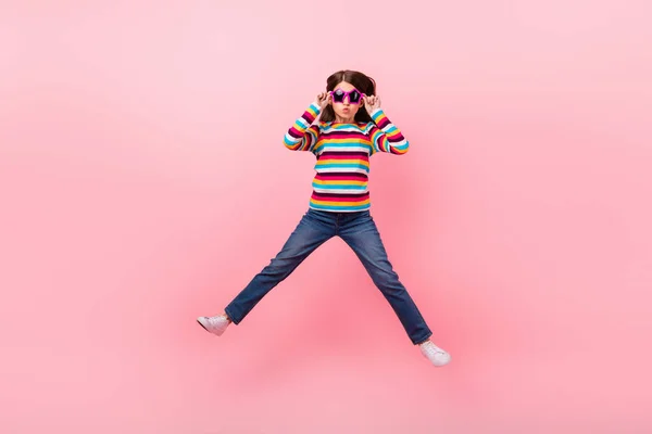 Фото кумедного активного стрибка з маленькою леді насолоджуйтесь польотом зірка сонцезахисна смугаста сорочка ізольований рожевий кольоровий фон — стокове фото
