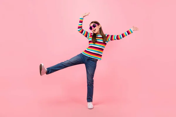 Foto von lustigen unbeschwerten kleinen Dame Tanz 80er Jahre Veranstaltung tragen Stern Sonnenbrille gestreiftes Hemd isoliert rosa Farbe Hintergrund — Stockfoto