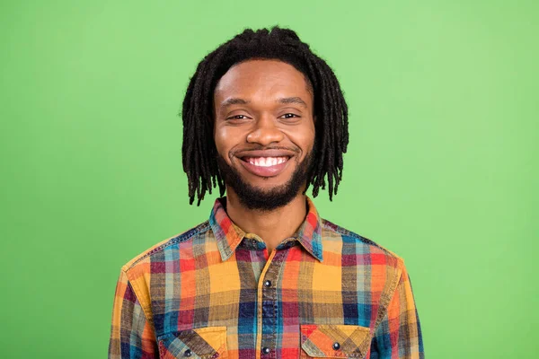 쾌활하고 긍정적 인 흑인 남자의 웃는 미소는 격자무늬 셔츠를 입고 있습니다. — 스톡 사진