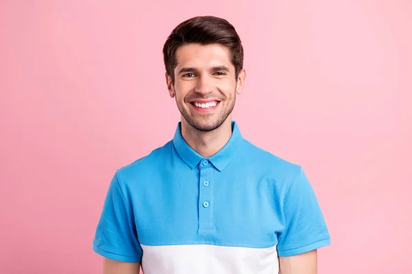 Porträt von attraktiven Inhalt fröhlich brünett Kerl gute Laune isoliert über rosa Pastellfarbe Hintergrund — Stockfoto