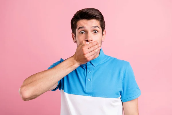 Portrait of attractive amazed scared brunette guy closing mouth dont speak isolated over pink pastel color background — Stock Photo, Image