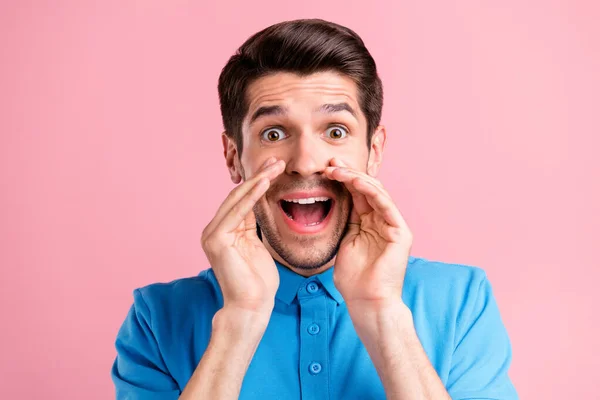 Foto van onder de indruk brunet millennial guy handen mond dragen blauw t-shirt geïsoleerd op roze kleur achtergrond — Stockfoto