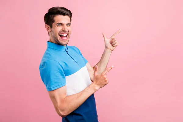 Profiel foto van hooray brunet millennial guy point lege ruimte dragen blauw t-shirt geïsoleerd op roze kleur achtergrond — Stockfoto