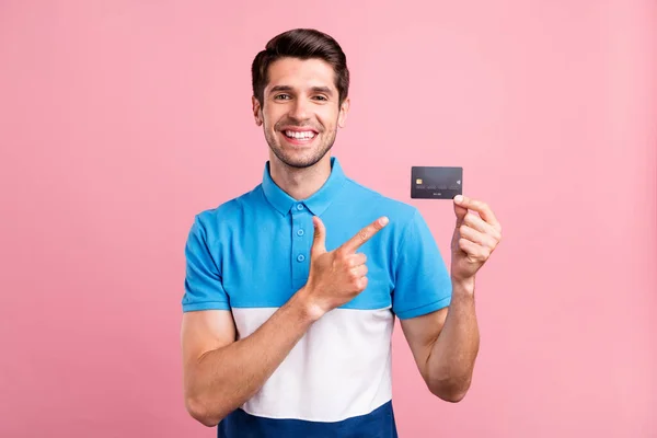 Foto av optimistisk brunett ung kille punkt kort bära blå t-shirt isolerad på rosa färg bakgrund — Stockfoto