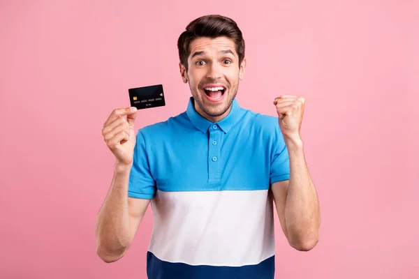 Foto van grappige brunet jonge man houden kaart dragen blauwe t-shirt geïsoleerd op roze kleur achtergrond — Stockfoto