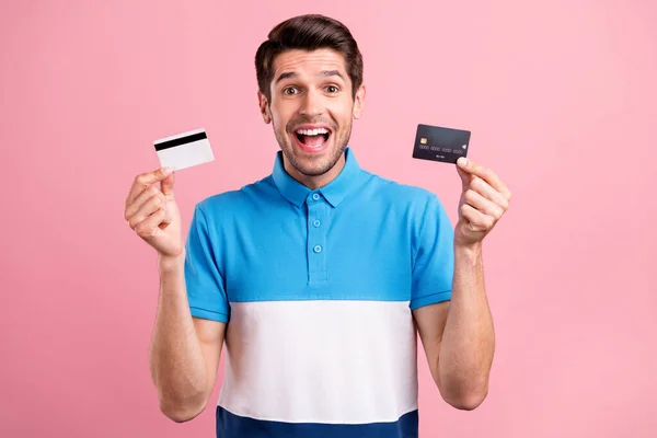 Foto van vrolijke brunet jonge man houden kaart dragen gestreepte t-shirt geïsoleerd op roze kleur achtergrond — Stockfoto