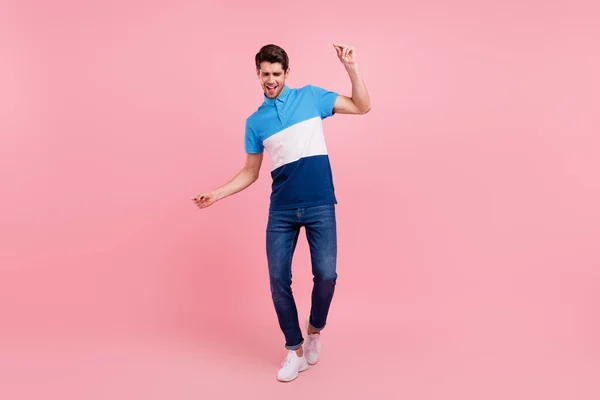 Full length photo of cool brunet millennial guy dance wear polo jeans sneakers isolated on pink background — Stock Photo, Image