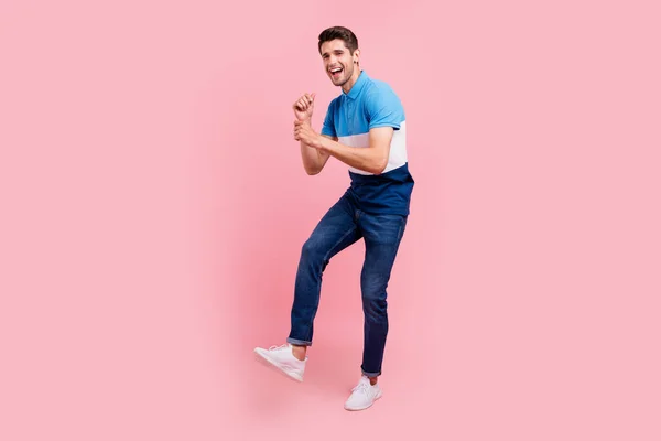 Full size foto di divertente brunetta millenario ragazzo danza indossare polo jeans scarpe da ginnastica isolato su sfondo rosa — Foto Stock