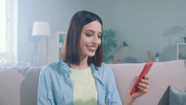 Lady millennial sit divan uso gadget búsqueda web venta pensamientos en apartamento — Vídeo de stock