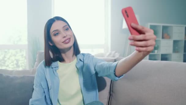 Lady vlogger sit divan hacer selfie dispositivo inteligente en apartamento moderno — Vídeos de Stock