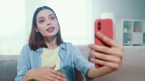 Milenyum kadın vlogger oturma divan oda video web yayın aygıtı yapmak — Stok video