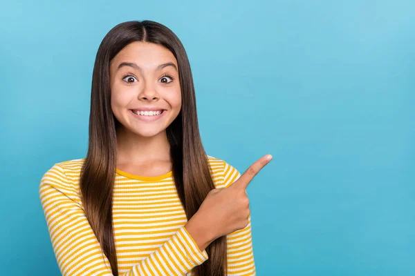 Фото молодой веселой леди указывает пальцем пустое пространство промо рекламу изолированы на синем фоне цвета — стоковое фото