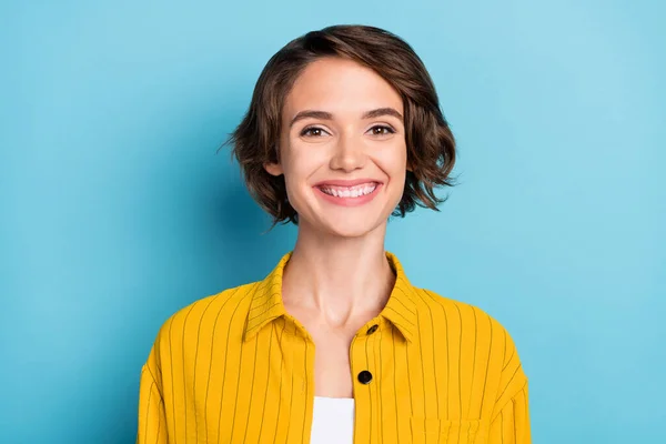 Foto de positivo muito alegre senhora brilhante radiante sorriso desgaste amarelo listrado camisa isolado azul cor fundo — Fotografia de Stock