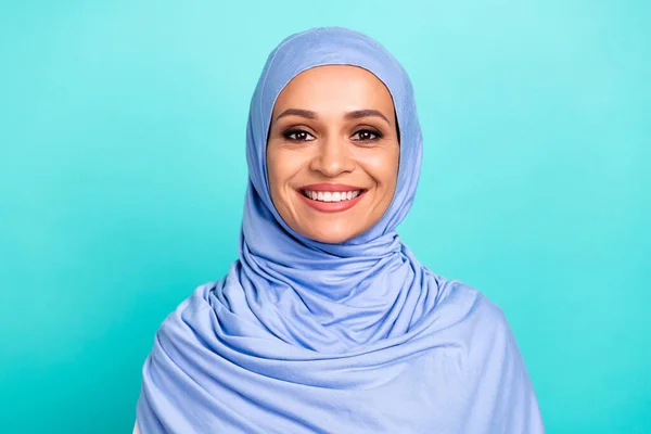 Fénykép csinos imádnivaló fiatal nő visel arab fejkendő mosolygós elszigetelt türkiz szín háttér — Stock Fotó