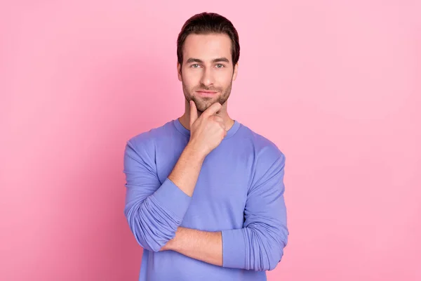 Zdjęcie brunet hr facet ręka twarz nosić niebieski pullover izolowane na różowy kolor tła — Zdjęcie stockowe