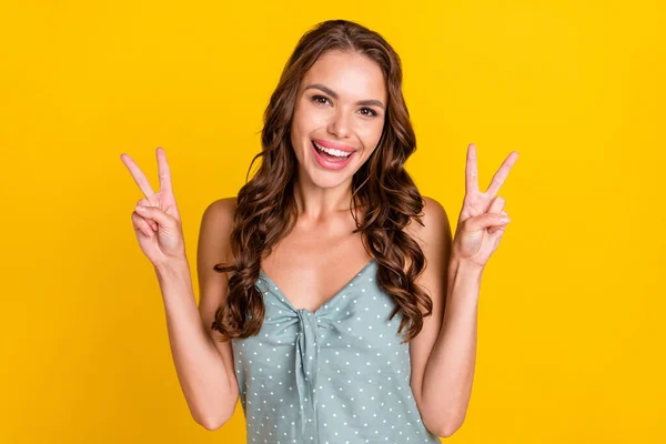 Photo de jeune femme gaie heureux sourire positif montrer la paix cool v-signe isolé sur fond de couleur jaune — Photo