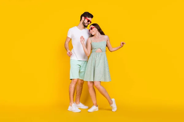 Foto de casal viajante despreocupado desfrutar festa dança abraço desgaste casual roupa isolado cor amarela fundo — Fotografia de Stock