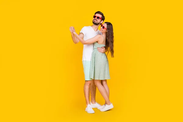 Foto do encantador casal discoteca festa dança abraço usar óculos de sol roupa casual isolado cor amarela fundo — Fotografia de Stock