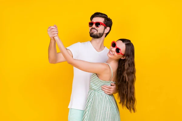 Foto van toeristisch paar handen vasthouden dans genieten feest vakantie dragen casual outfit geïsoleerde gele kleur achtergrond — Stockfoto