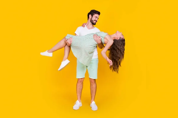 Foto do lindo sonho casal bonito homem segurar lindo cônjuge desgaste casual roupa isolada cor amarela fundo — Fotografia de Stock