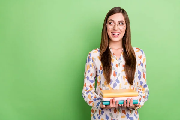 Zdjęcie inteligentny brunetka hairdo millenium lady trzymać książki wygląd nosić białe okulary bluzki izolowane na zielonym tle kolor — Zdjęcie stockowe