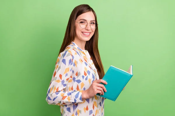 Profil foto av smart brunett frisyr tusenårig dam läsa bok bära vit blus glasögon isolerad på grön färg bakgrund — Stockfoto