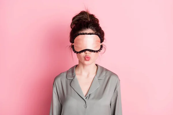 Zdjęcie ładne włosy uroczy osoba nosić maskę snu oczy pocałunek usta izolowane na różowym tle koloru — Zdjęcie stockowe