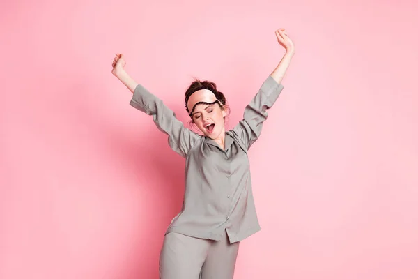 Foto de menina atraente jovem despertar manhã bocejo desgaste pijama isolado sobre cor rosa fundo — Fotografia de Stock