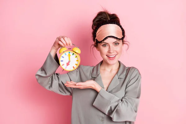 Fotografie mladé dívky šťastný pozitivní úsměv show časovač hodiny hodinky dochvilnost izolované přes růžové barvy pozadí — Stock fotografie