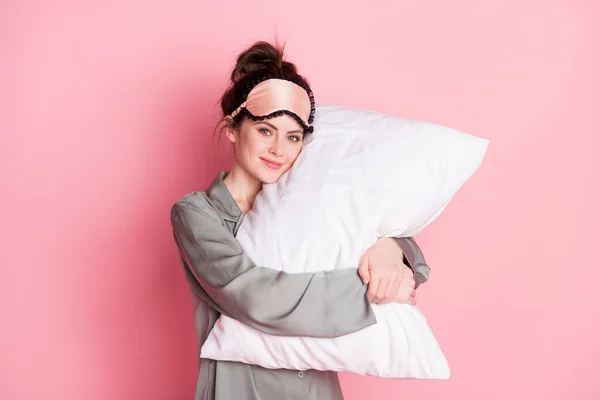 Ritratto di affascinante signora mani tenere abbracciando cuscino sorriso hanno buon umore isolato su sfondo di colore rosa — Foto Stock