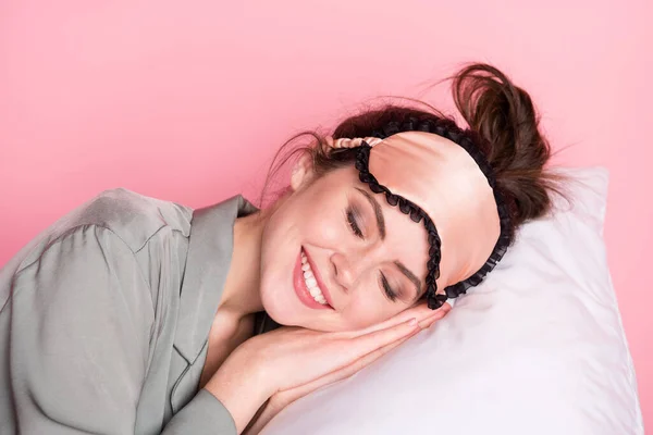 プロフィール側の写真の若い女の子幸せな正笑顔就寝昼寝嘘枕睡眠隔離された上ピンク色の背景 — ストック写真