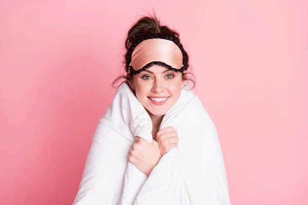 Retrato de una chica bastante alegre envolviéndose en una acogedora manta suave y cálida aislada sobre un fondo de color pastel rosado —  Fotos de Stock
