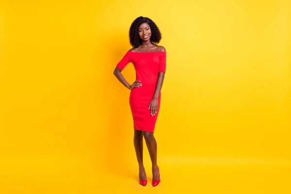 Foto de comprimento total de jovem afro mulher feliz sorriso positivo usar vestido lindo isolado sobre fundo de cor amarela — Fotografia de Stock