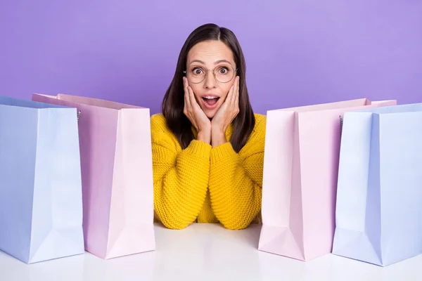 Fotografie nádherné vzrušené dáma dotek tváře vidět obrovský prodej sleva jít nakupovat izolované na fialové barvy pozadí — Stock fotografie