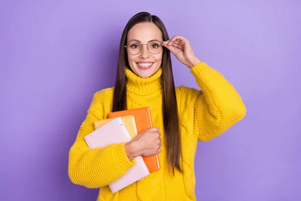 Fotografie ohromující žena v brýlích připravit ke studiu držet vysokoškolské materiály izolované na fialové barvy pozadí — Stock fotografie