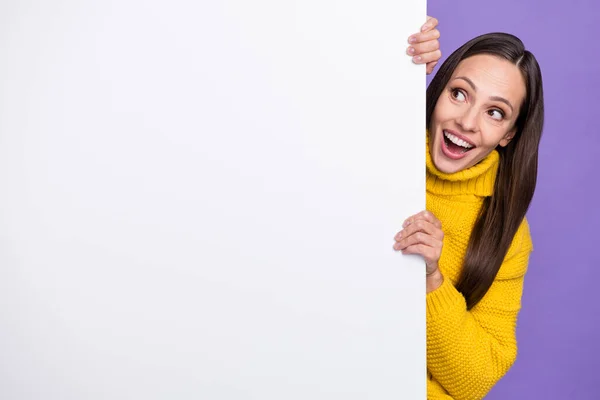 Retrato de feliz surpreendido senhora madura olhar enorme cartaz branco venda desconto anúncio isolado no fundo cor roxa — Fotografia de Stock