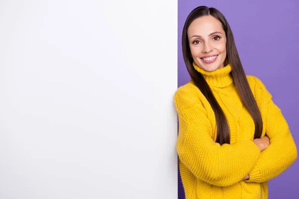 Foto di donna fredda braccia incrociate promuovere suggeriscono pubblicità enorme cartello bianco isolato su sfondo di colore viola — Foto Stock