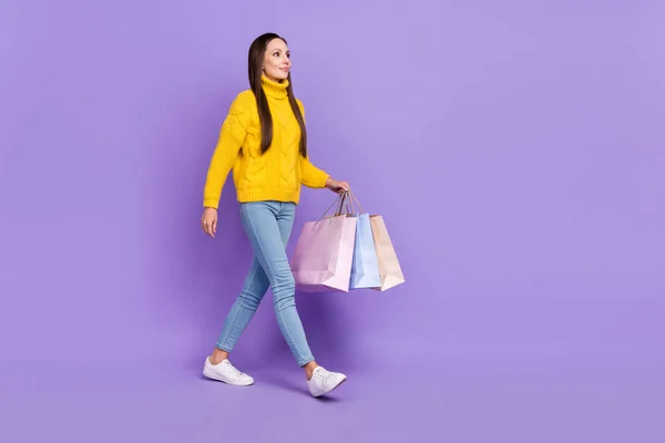 Profil pleine grandeur photo de côté de la marche femme shopaholic rêve porter denim isolé sur fond de couleur violette — Photo