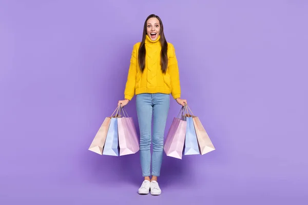 Foto de tamaño completo de feliz mujer loca emocionada adicta a las compras ver grandes ofertas off-sales aislados en el fondo de color violeta —  Fotos de Stock